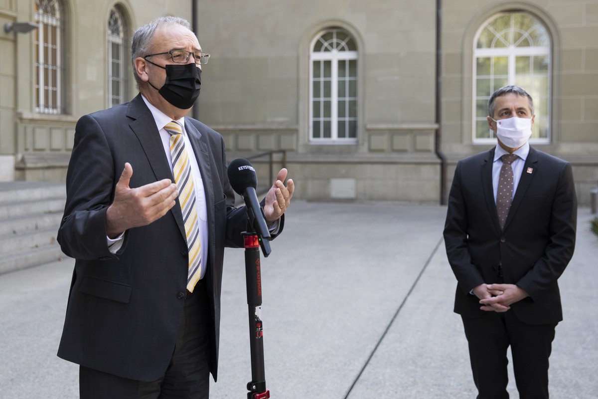 Bundespraesident Guy Parmelin, links, spricht neben Bundesrat Ignazio Cassis nach dem Meeting "Europadialog" (ein permanentes politisches Leitorgan zum Informationsaustausch in Europafragen  ...