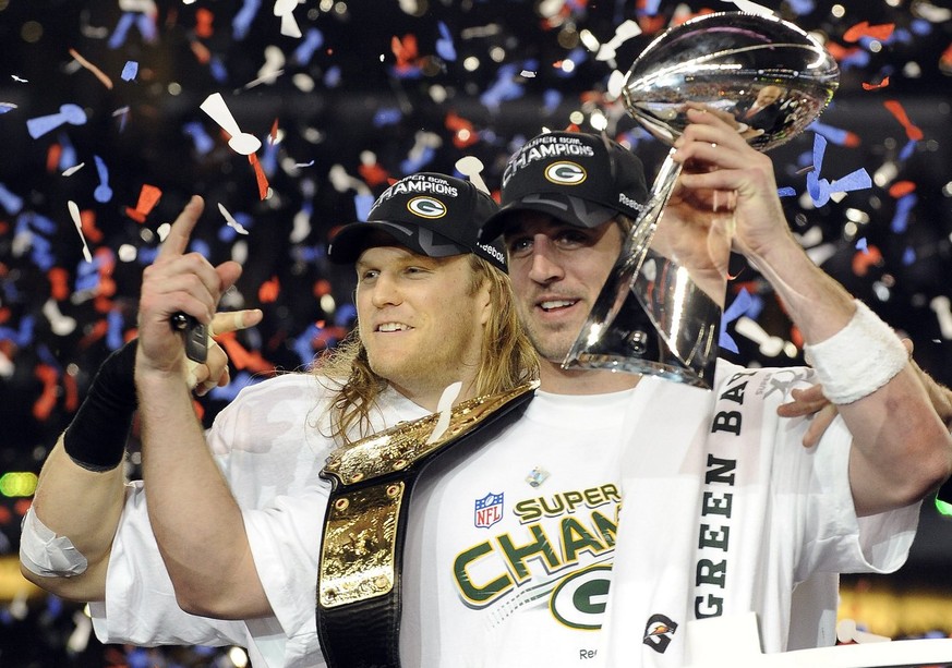 epa02568376 Green Bay Packers quarterback Aaron Rodgers (R) hoists the Vince Lombardi Trophy with teammate Clay Matthews after defeating the Pittsburgh Steelers to win Super Bowl XLV at Cowboy Stadium ...