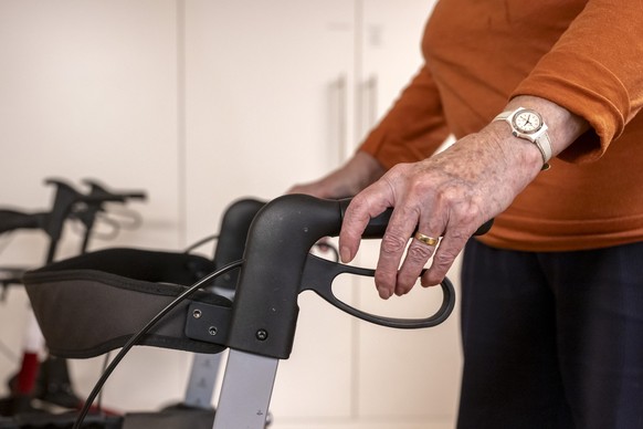 Eine Frau haelt sich an einem Rollator fest an einer Medienorientierung der Kantone Basel-Landschaft und Basel-Stadt betreffend Ausbildungsoffensive Pflege in der Stiftung Hofmatt in Muenchenstein, am ...