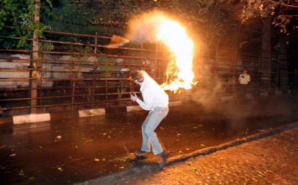 Ein Demonstrant wirft einen Molotow-Cocktail auf die dänische Botschaft in Teheran.