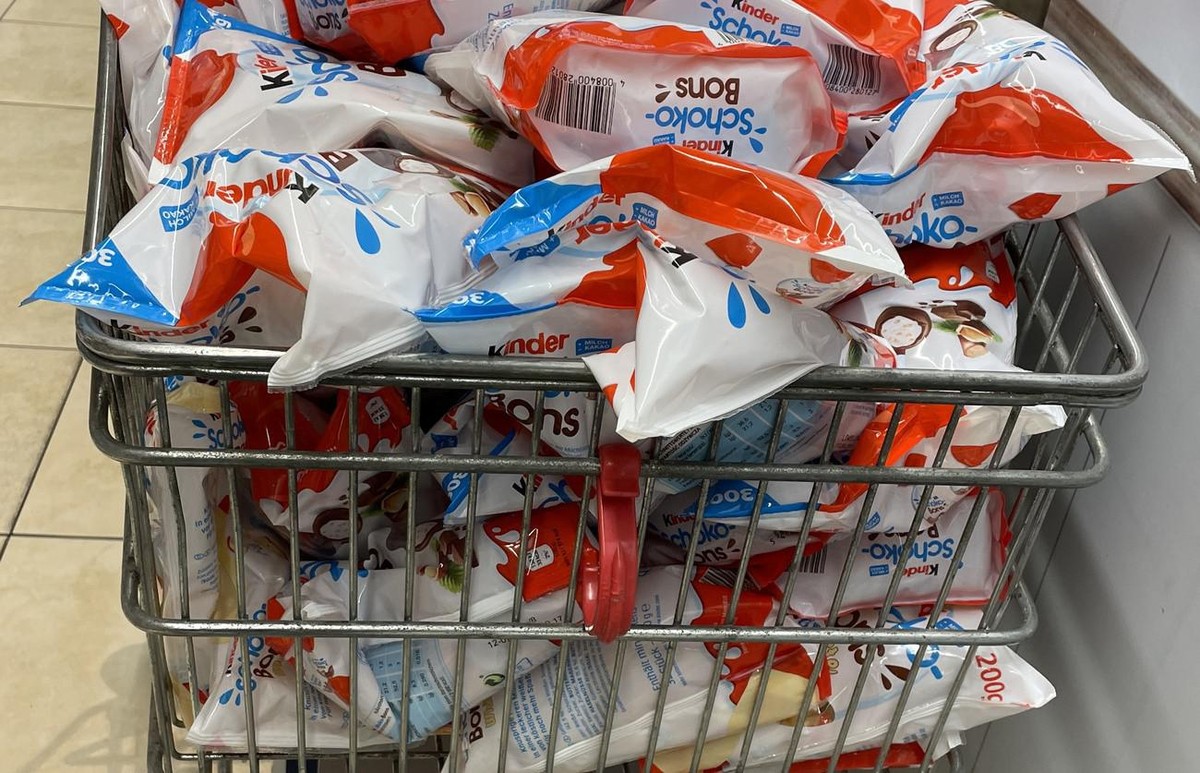 En raison de cas de salmonelle dans plusieurs pays, le fabricant de confiseries Ferrero a dû arrêter temporairement la production d'une usine en Belgique. Sur la photo : Marchandises retirées (bo ...