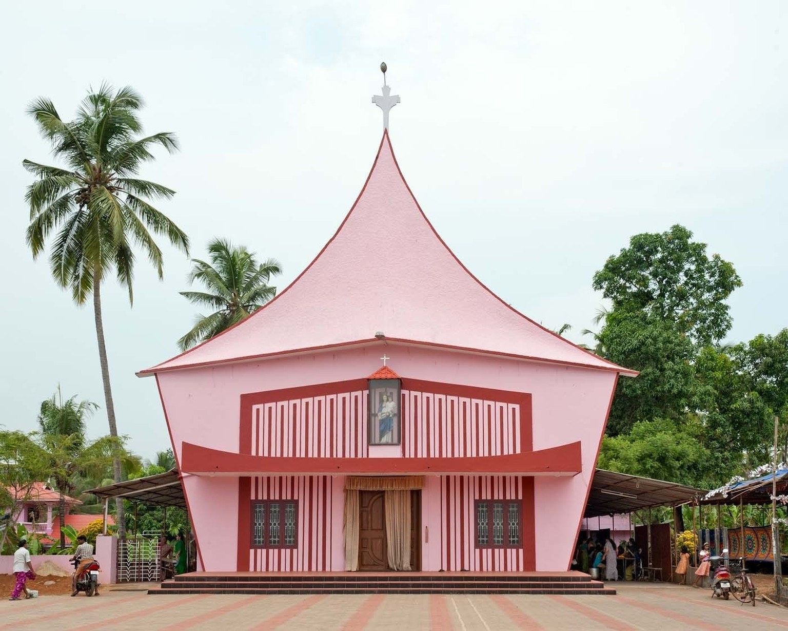 Hybrid Modernism. Churches in Kerala
2014- 2016



Nach der Unabhängigkeit im Jahr 1947 wollte sich die indische Kirche vom historisierenden Baustil der Kolonialherren differenzieren und nahm moderne  ...