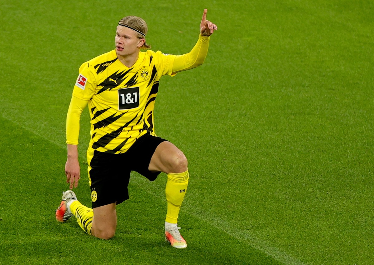 epa09072642 Dortmund's Erling Haaland reacts during the German Bundesliga soccer match between Borussia Dortmund and Hertha BSC in Dortmund, Germany, 13 March 2021. EPA/FRIEDEMANN VOGEL / POOL AT ...