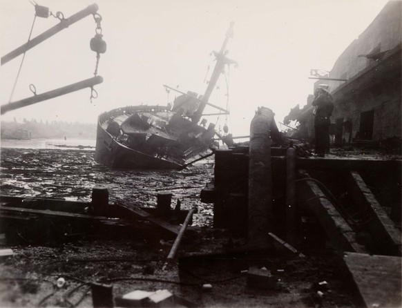 Ein Frachter drei Tage nach der Katastrophe.
