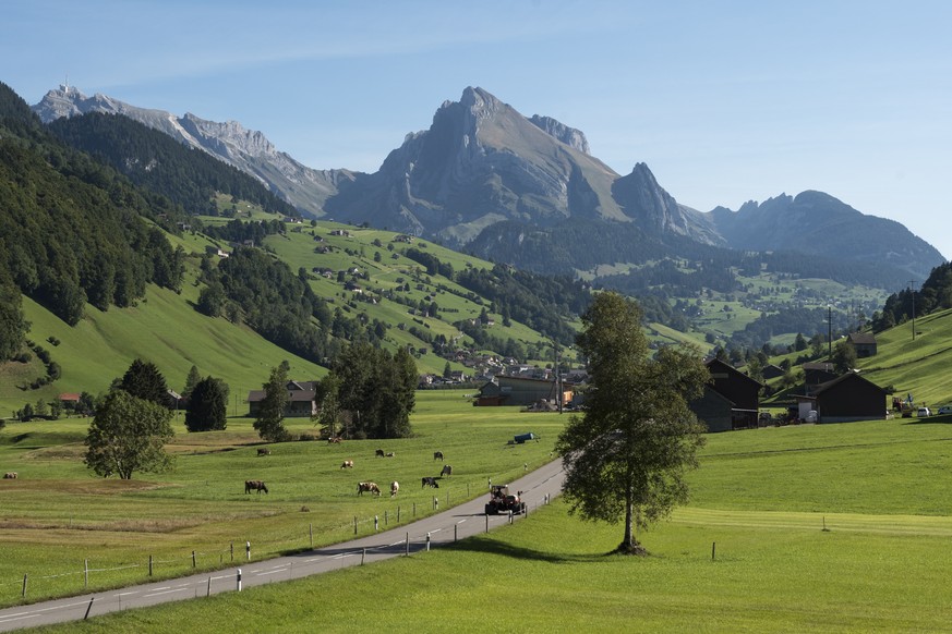 Blick ins Obertoggenburg mit Saentis, links, und Schafberg, aufgenommen am Samstag, 12. September 2015, in Starkenbach. (KEYSTONE/Gian Ehrenzeller)