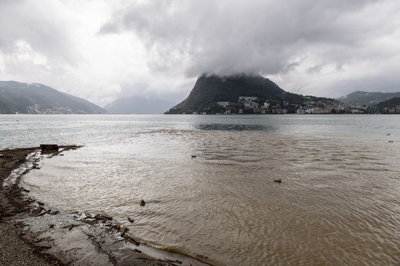 Der Fluss Cassarate an der Muendung zum Luganersee fuehrt nach starken Regenfaellen sehr viel Wasser, am Samstag, 29. August 2020, in Lugano. In der Schweiz regnet es von Freitag bis Sonntagabend teil ...