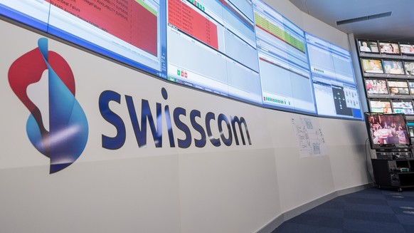 ARCHIV --- Das Swisscom-Logo im Operation Management Center des Telekommunikationsunternehmens, wo Stoerungen ueberwacht werden, am Montag, 28. Januar 2013 in Zuerich. Wie am Donnerstag, 23. Juli 2015 ...