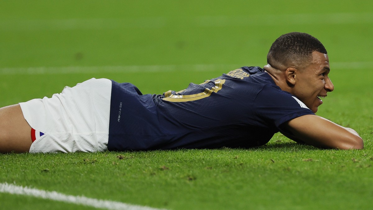 epa10321331 Kylian Mbappe of France reacts after missing a chance during the FIFA World Cup 2022 group D soccer match between France and Australia at Al Janoub Stadium in Al Wakrah, Qatar, 22 November ...