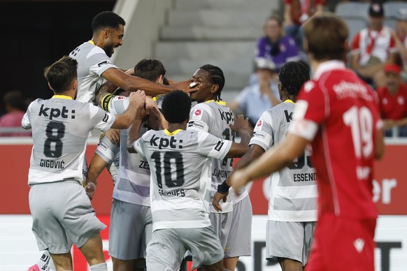 Die YB-Spieler jubeln nach dem Tor zum 0-2 im Super League Spiel zwischen dem FC Thun und dem BSC Young Boys, am Samstag, 1. August 2026 im Visana Stadion in Thun. (KEYSTONE/Peter Klaunzer)
