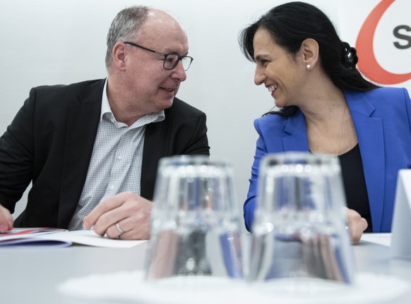 Unia-Präsidentin Vania Alleva (rechts) und SGB-Präsident Pierre-Yves Maillard (links) wollen sich mit allen Mitteln gegen die &quot;Kündigungsinitiative&quot; der SVP einsetzen. (Archivbild)