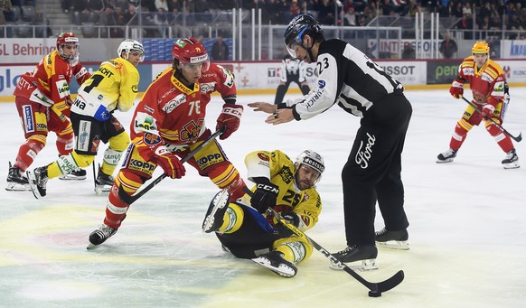 Biels Marc-Antoine Pouliot, Mitte-links, und Berns Andrew Ebbett, Mitte, kaempfen um den Puck, beim Eishockey Meisterschaftsspiel der National League zwischen dem EHC Biel und den SC Bern, am Freitag, ...