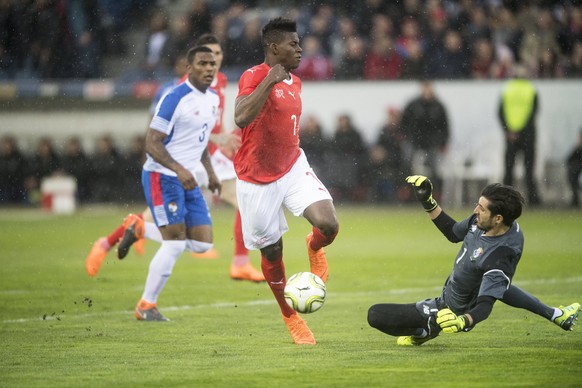 epa06632599 Switzerland&#039;s Breel Embolo, left, fights for the ball with Panama`s Keeper Jaime Penedo, right, during an international friendly soccer match between Switzerland and Panama at the Swi ...
