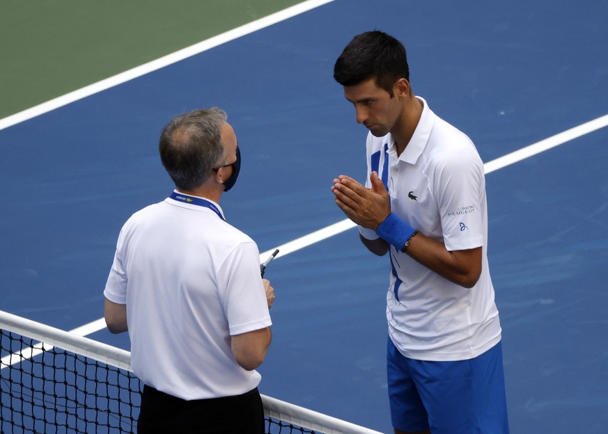 Absicht Hin oder Her: Novak Djokovic (hier in Diskussionen mit Supervisor Sören Friemel) wird für die Unsportlichkeit disqualifiziert.