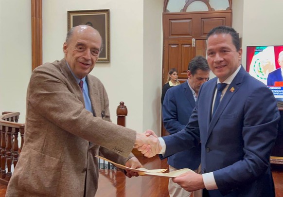 epa10096630 A handout photo made available by the Government of Tachira shows the appointed Colombian Foreign Minister, Alvaro Leyva (L), and the Venezuelan Foreign Minister, Carlos Faria (R), during  ...