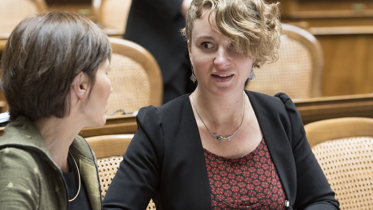 Die neue Nationalraetin Irene Kaelin, GPS-AG, rechts, spricht mit Regula Rytz, GPS-BE, links, am ersten Tag der Wintersession der Eidgenoessischen Raete, am Montag, 27. November 2017 im Nationalrat in ...