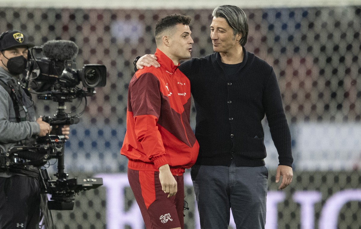Switzerland's head coach Murat Yakin speaks with Granit Xhaka during a friendly soccer match between Switzerland and Kosovo in Zurich, Switzerland, on Tuesday, March 29, 2022. (KEYSTONE / Ennio L ...
