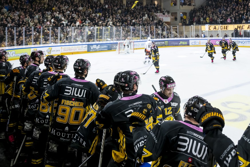 Ajoies Spieler an der Bande gratulieren Thibault Frossard (HCA), zweiter von rechts, zu seinem Tor zum 2:2 im Qualifikationsspiel der Eishockey National League zwischen dem HC Ajoie und dem Geneve-Ser ...