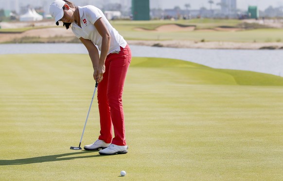 epa05493106 Albane Valenzuela of Switzerland putts on the third green during the first round of the Rio 2016 Olympic Games women&#039;s golf tournament at the Olympic Golf Course in Barra da Tijuca, R ...