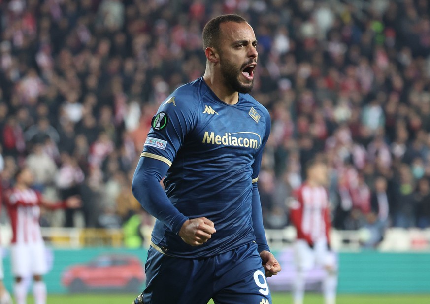 epa10526995 Arthur Cabral of Fiorentina celebrates after scoring the equalizer during the UEFA Europa Conference League Round of 16, second leg soccer match between Sivasspor and Fiorentina in Sivas,  ...
