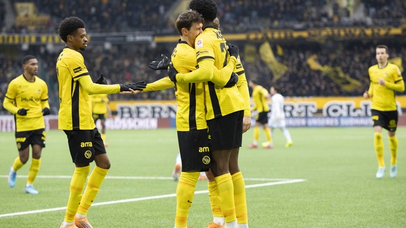 Christian Fassnacht (YB), Mitte links, jubelt nach seinem Tor zum 1-0 mit Teamkollegen Chris Bedia, rechts, und Alan Virginius, links, im Super League Spiel zwischen dem BSC Young Boys und dem FC Luze ...