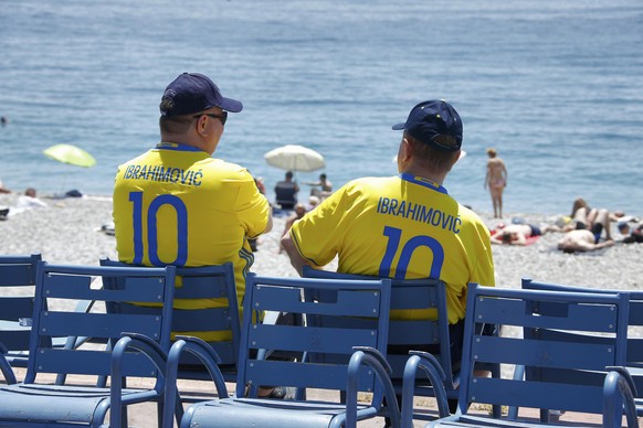 Football Soccer - Euro 2016 - Nice, France, 22/6/16 - Sweden fans enjoy the beach ahead of the game against Belgium in Nice, France. REUTERS/Eric Gaillard