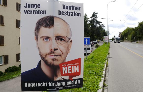 Plakat der Gegner zur Altersvorsorge 2020 in Schaffhausen am Donnerstag, 7. September 2017. Die Volksabstimmung ueber die Altersvorsorge 2020 findet am 24. September 2017 statt.(KEYSTONE/Walter Bieri)