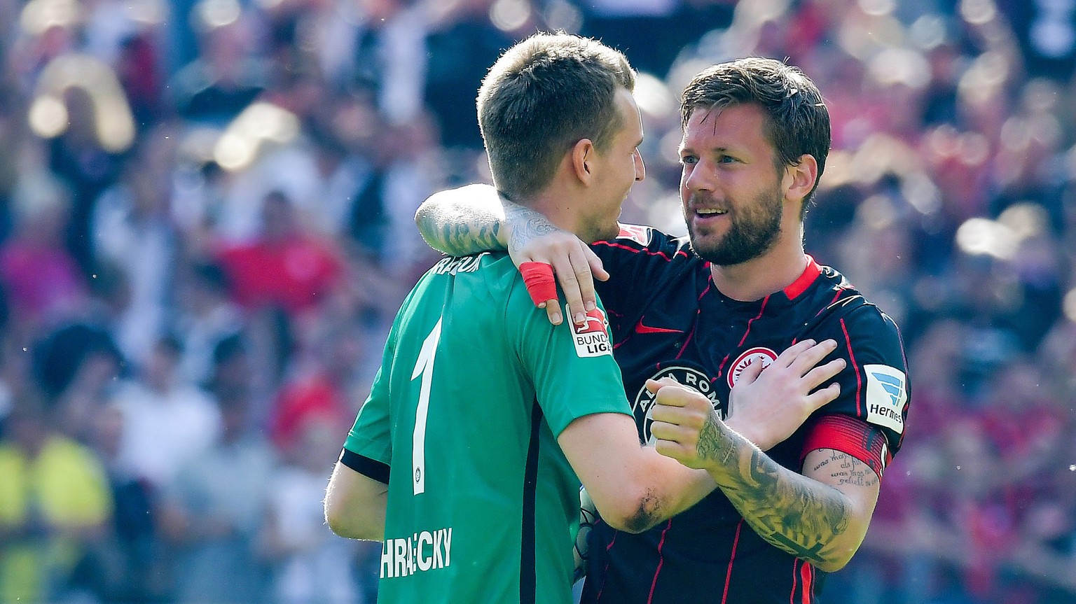 Kämpferisch: Eintracht-Captain Russ mit Goalie Hradecky.