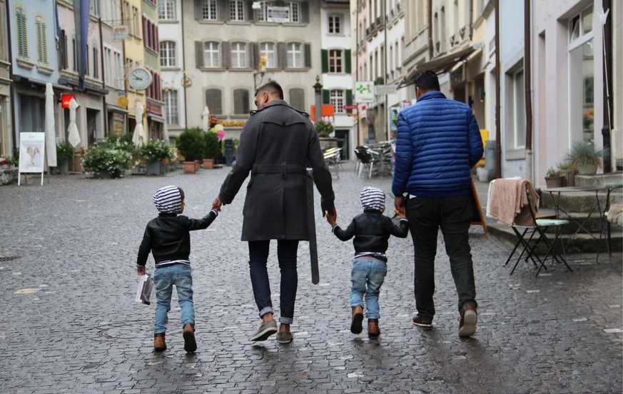 Die beiden Väter Michael und Rhosan in der Lenzburger Altstadt mit ihren Zwillingskindern Rafael und Rahul.