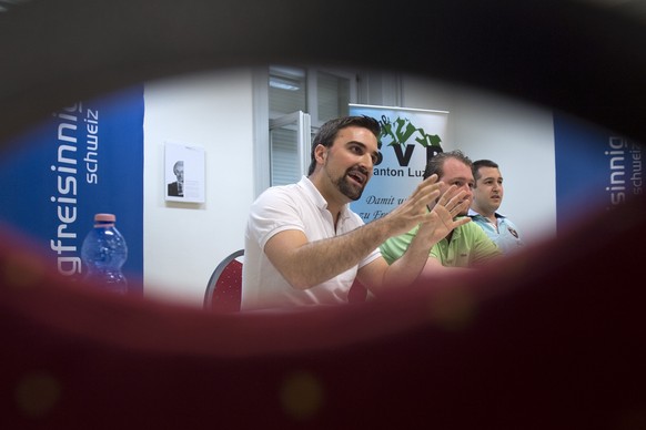 Vorstand des Vereins No Billag mit&nbsp;Olivier Kessler, Präsident Initiativekomitee (im Vordergrund) bei einer Medienkonferenz im Juni 2014. (KEYSTONE/Marcel Bieri)