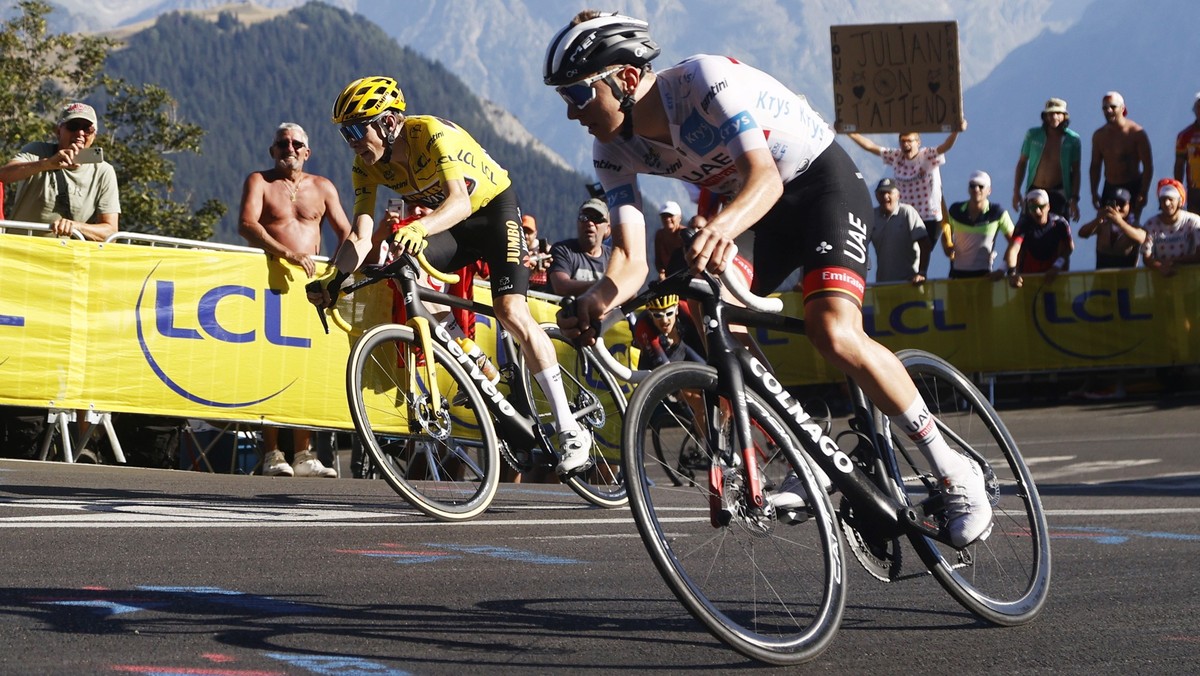 epa10071121 The Yellow Jersey Danish rider Jonas Vingegaard (L) of Jumbo Visma and Slovenian rider Tadej Pogacar (R) of UAE Team Emirates in action during the 12th stage of the Tour de France 2022 ove ...