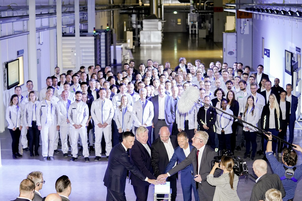 F.l.t.r.: Thomas Schmall, Dr. Bernd Althusmann, Bernd Osterloh, Dr. Herbert Diess and Frank Blome opened together the pilot line in Salzgitter.
