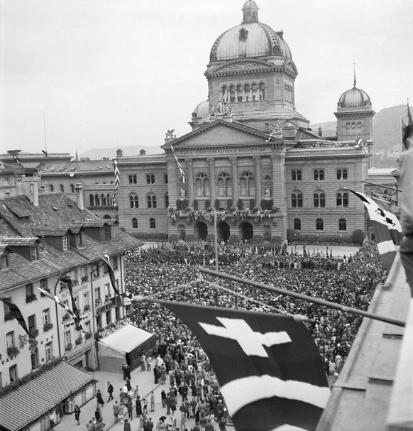 Bundesfeier auf dem Bundesplatz in Bern im Jahr 1945.