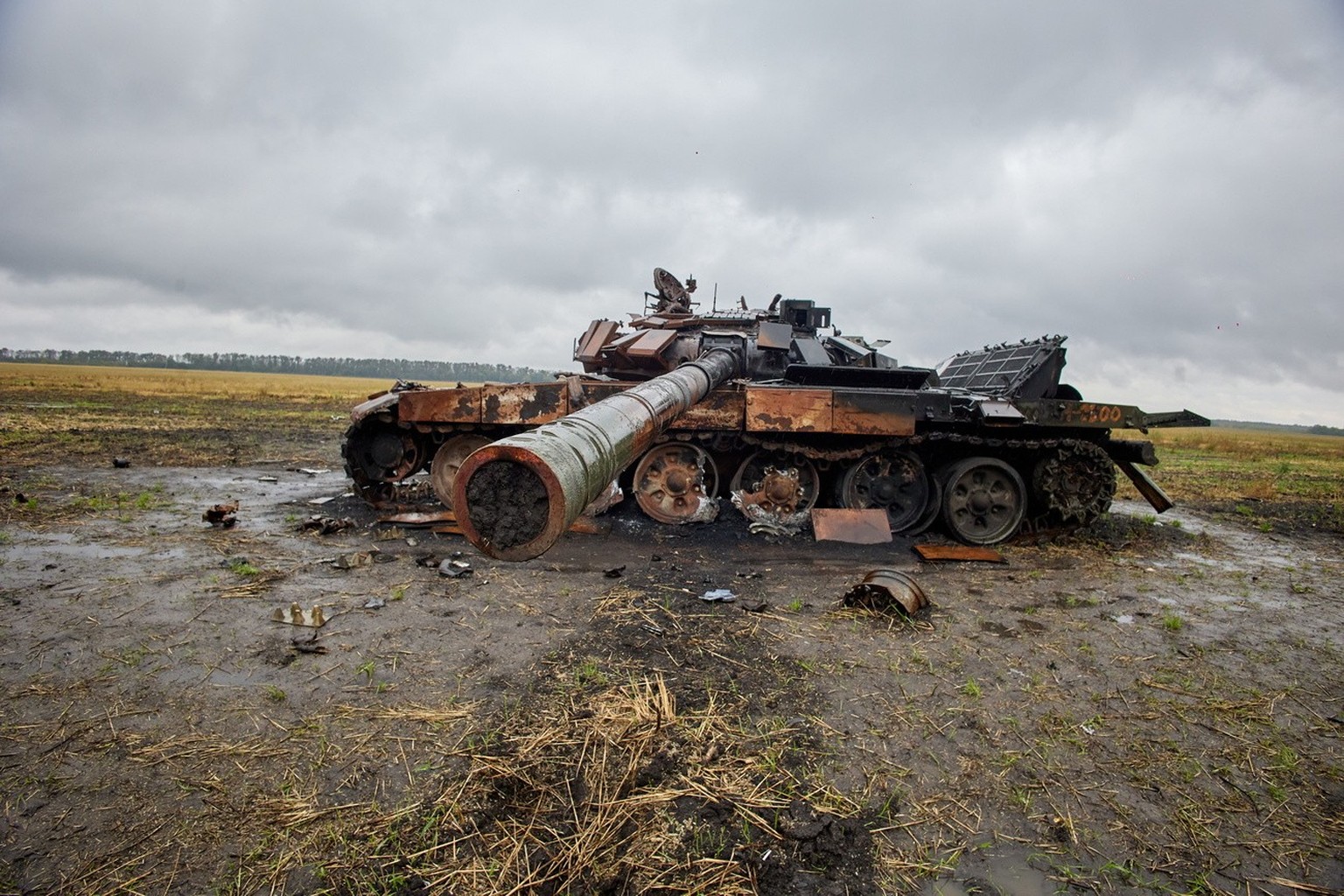 epa10202102 A heavily damaged Russian tank in the Kupiansk Raion district, Kharkiv Oblast, 23 September 2022, where a recent counter-offensive by Ukrainian forces led to the withdrawal of Russian troo ...