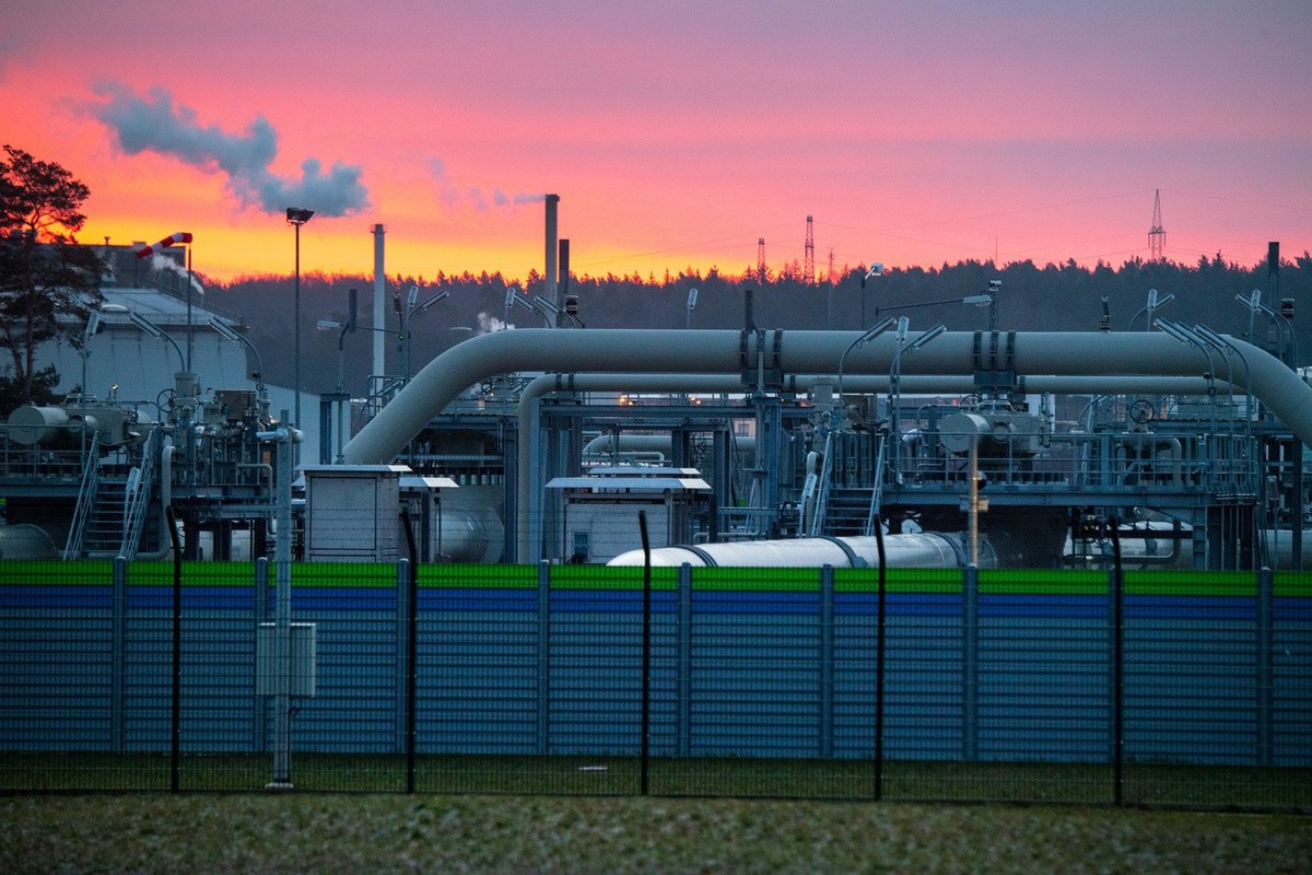 Vue sur les systèmes de tuyaux et les dispositifs d'arrêt dans la station de réception de gaz du gazoduc Nord Stream 2 en mer Baltique. À l'origine, le gazoduc pour le gaz naturel en provena ...