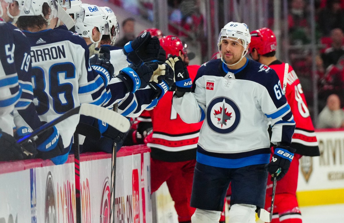 NHL, Eishockey Herren, USA Winnipeg Jets at Carolina Hurricanes Mar 2, 2024 Raleigh, North Carolina, USA Winnipeg Jets right wing Nino Niederreiter 62 celebrates his goal against the Carolina Hurrican ...