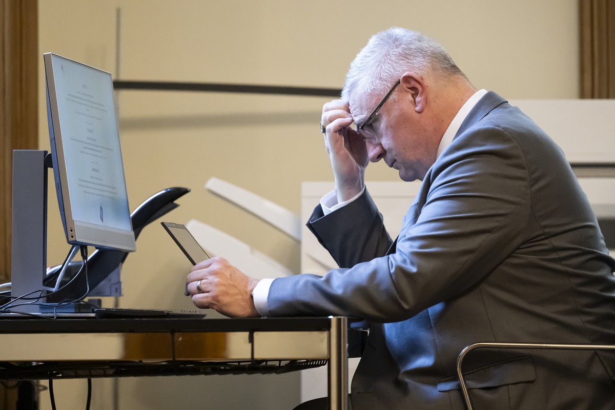 Nationalrat Andreas Glarner (SVP-AG) kurz vor seiner Anhoerung bei der Kommission fuer Rechtsfragen des Staenderats (RK-SR) am Freitag, 27. Juni 2025, im Bundeshaus in Bern. Die Kommission beriet zwei ...