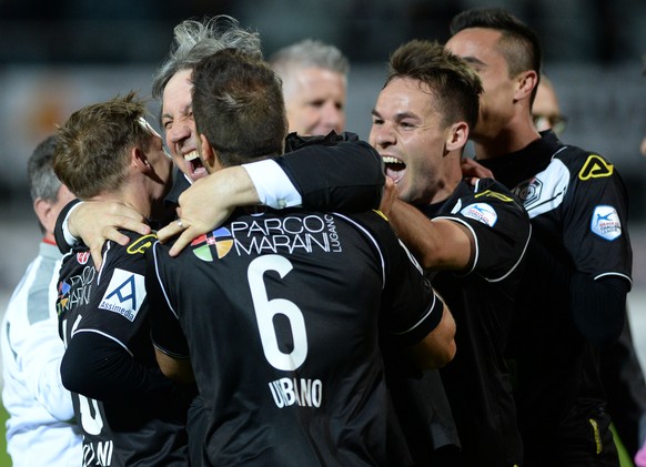 Lugano President Angelo Renzetti celebrates the victory with Lugano&#039;s players after the Challenge League 2014/15 between FC Lugano and FC Chiasso, Friday, 22 Mai 2015, in the Cornaredo Stadion in ...