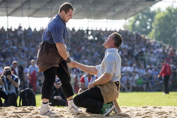 Joel Wicki und Matthias Sempach, von links, waehrend dem 1. Gang beim 112. Innerschweizer Schwing- und Aelplerfest am Sonntag, 1. Juli 2018, in Ruswil.
(KEYSTONE/Alexandra Wey)