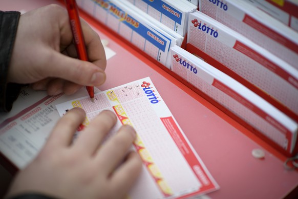 ZUR MELDUNG, DASS DER REKORD-JACKPOT IM SCHWEIZER LOTTO GEKNACKT WURDE, STELLEN WIR IHNEN AM SAMSTAG, 17. DEZEMBER 2016, FOLGENDES ARCHIVBILD ZUR VERFUEGUNG - Ein Mann fuellt einen Lottoschein von Swi ...