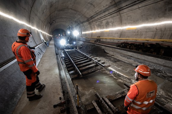 Sanierungsarbeiten im Gotthard-Basistunnel, aufgenommen am 24. November 2023 bei Faido. Bei der Entgleisung eines Gueterzuges am 10. August, wurde die Gleisanlage sowie ein Spurwechseltor im Gotthard- ...