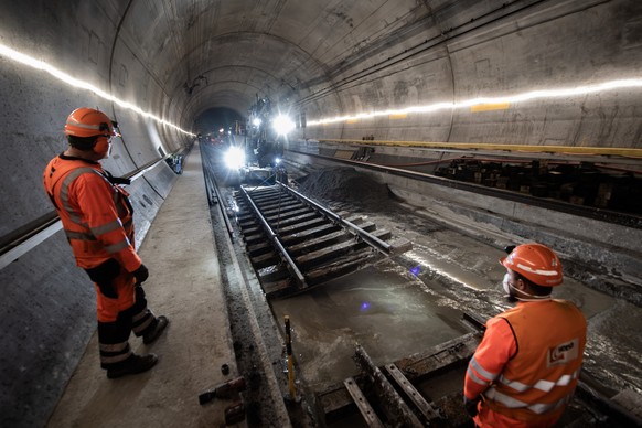 Sanierungsarbeiten im Gotthard-Basistunnel, aufgenommen am 24. November 2023 bei Faido. Bei der Entgleisung eines Gueterzuges am 10. August, wurde die Gleisanlage sowie ein Spurwechseltor im Gotthard- ...