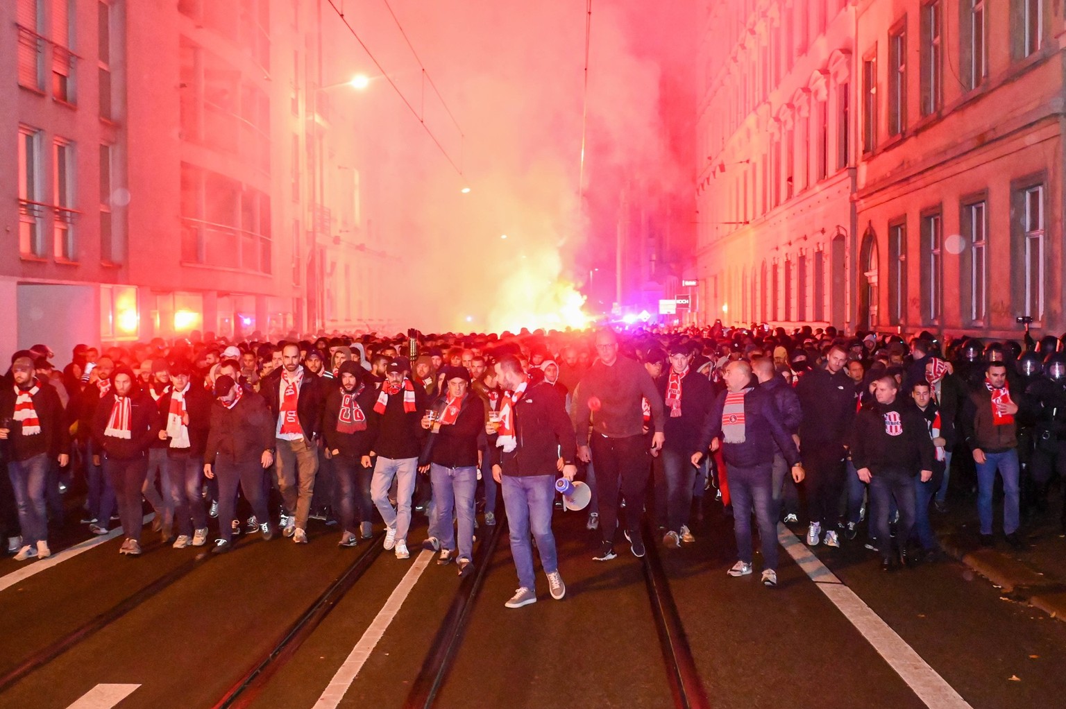 Leipzig - Pyrotechnik und Fangesänge: Serbische Fußballfans in Leipzig - Großeinsatz der Polizei 25.10.2023 ab 18 Uhr Leipzig, Stadtgebiet Zum Champions-League-Spiel am Mittwochabend gegen Roter Stern ...