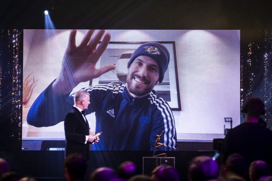 Eishockeyspieler Roman Josi erhaelt den Preis in der Kategorie 'MVP' an der Verleihung der Sports Awards 2022, am Sonntag, 11. Dezember 2022 in Zuerich. (KEYSTONE/Alexandra Wey).