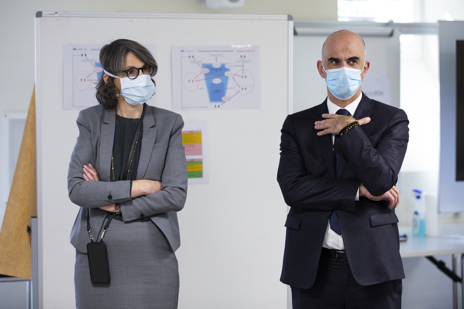 Bundesrat Alain Berset, rechts, spricht neben Anne Levy, Direktorin Bundesamt fuer Gesundheit BAG, bei einem Besuch im Contact Tracing Zentrum beim Amt fuer Gesundheit, waehrend einem Besuch im Kanton ...