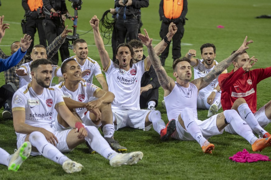 Die Thuner Spieler feiern des Sieg beim Schweizer Cup 1/2 Final Spiel zwischen dem FC Luzern und dem FC Thun vom Dienstag, 23. April 2019 in Luzern. (KEYSTONE/Urs Flueeler)