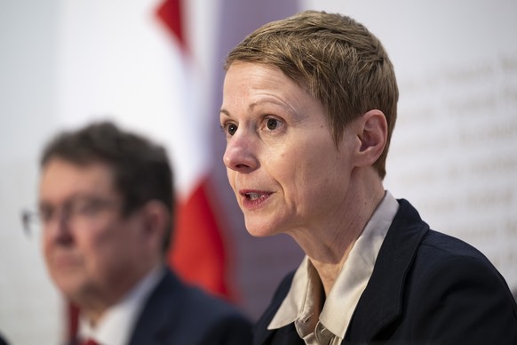 Christa Hostettler, Direktorin Bundesamt fuer Verkehr (BAV), rechts, spricht neben Bundesrat Albert Roesti, an einer Medienkonferenz ueber das Thema "Transports '45", am Mittwoch, 28. J ...