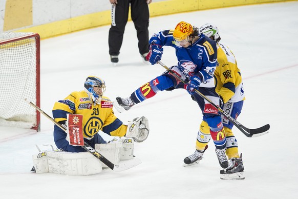 ZSCler Roman Wick &nbsp;gegen Davos-Goalie Leonardo Genoni.