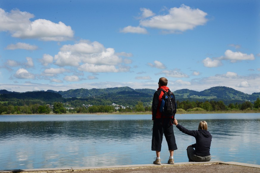 Ausfluegler geniessen das schoene Wetter, am Pfingstsonntag, 19. Mai 2013, am Pfaeffikersee im Kanton Zuerich. (KEYSTONE/Steffen Schmidt)