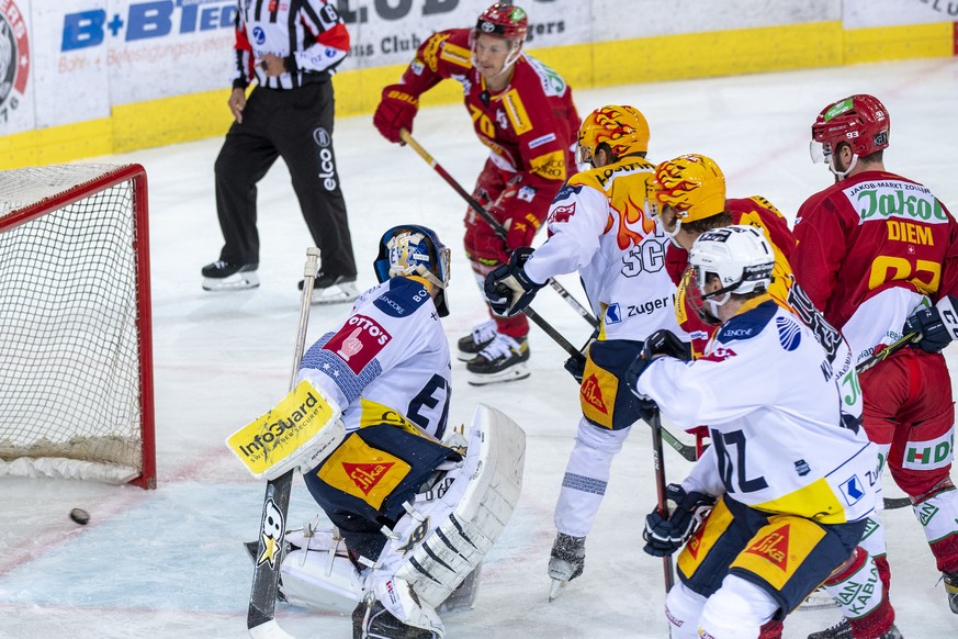 Tigers Yannick Blaser, Mitte hinten eezeilt das 1:0 im gegen Zugs Golaie Leonardo Genoni, waehrend dem Meisterschaftsspiel der National League, zwischen den SCL Tigers und dem EV Zug, am Dienstag 28.  ...