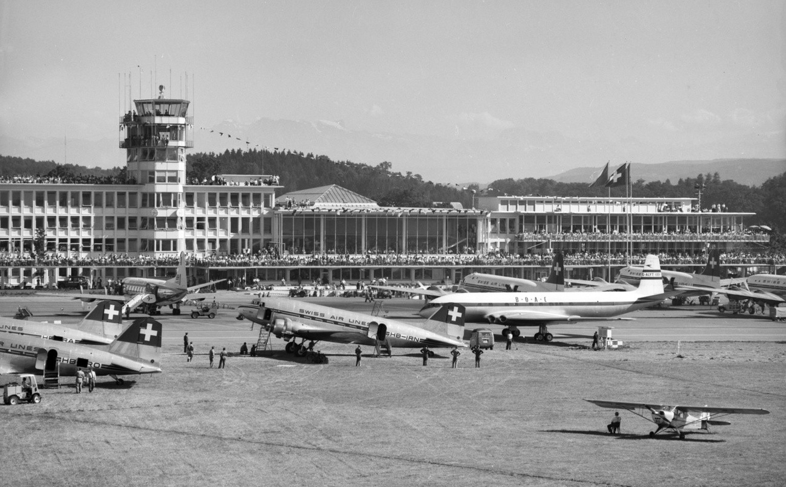 Die grosse Eroeffnungsfeier des Flughofes des Flughafens Zuerich Kloten am 29. August 1953. (KEYSTONE/PHOTOPRESS-ARCHIV/Max Kraft)